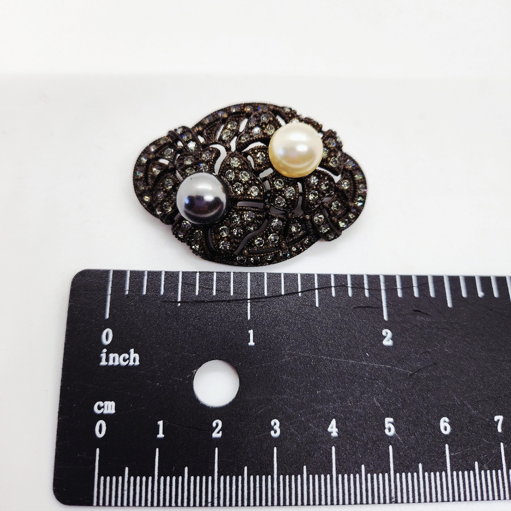 Carolina Herrera Marcasite & Pearl Brooch - Picture 5 of 5